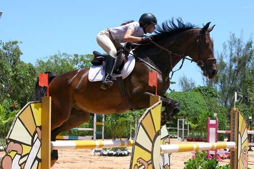 Na véspera do Dia das Mães, o presente foi da amazona Manuela Cunha vencedora da prova de 1,30m, a principal do Campeonato Baiano de Hipismo / Foto: Divulgação